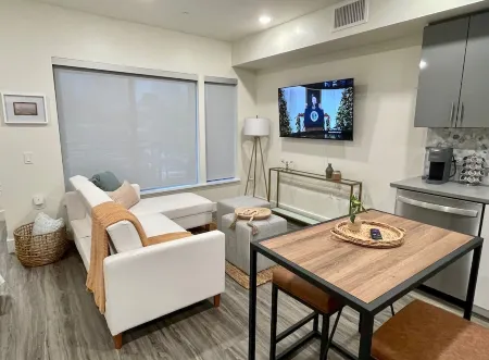 Dogs Stay Free • Luxe Downtown Apt • King Bed • Garage Parking • In-Unit W/D