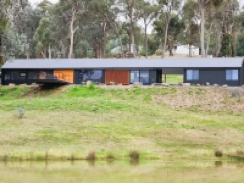 Superb 3 bedroom villa overlooking dam and close to lake. Hotels in Mansfield