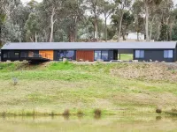 Superb 3 bedroom villa overlooking dam and close to lake.