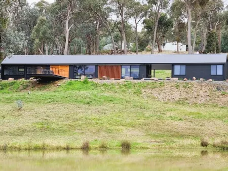 Superb 3 bedroom villa overlooking dam and close to lake. Отели рядом с достопримечательностью «Mansfield Mt.Buller Bus Lines»