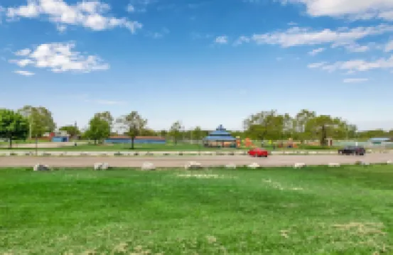 Quiet suburban home 10 minutes from airport/25 min from Niagara Falls