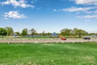 Quiet suburban home 10 minutes from airport/25 min from Niagara Falls Hotel a Depew