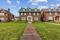 Wade Manor: Game-room, Gym, Office and Fenced in Backyard