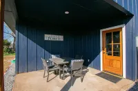 Come stay at Two Lakes Cottage just minutes away from Bois d’Arc Lake