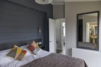 Stunning modern pet friendly holiday lodge in the  Seven Bays area N Cornwall