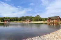Cabin D by the Pond - King bed - Swimming Pool - Homestays
