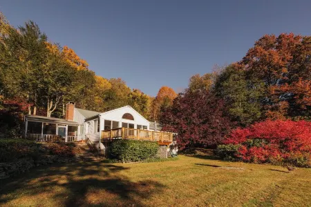 COUNTRY RETREAT WITH POOL 10 MN FROM KENT CT Отели в г. Кент