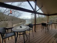 Hojo's-Lakefront-Lakeview Home in a Private Setting-Marina Nearby-Community Pool Hotels in Township 1