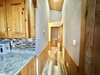 2br Queen Eagles Cabin in Campobello SC near upcoming Saluda Trail