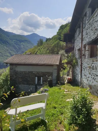 Mountain worlds behind Lake Maggiore, Case di Zali Отели в г. Вербано-Кузьо-Оссола