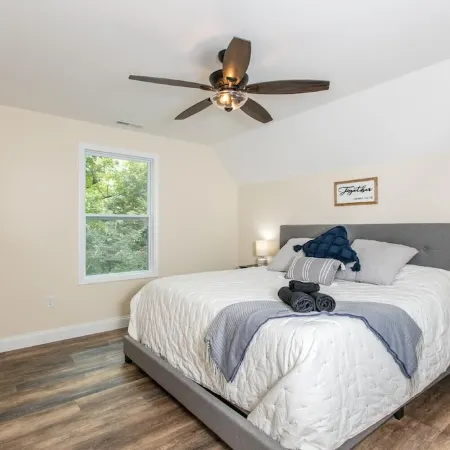 Cozy Cottage- Hot Tub/16 mi from Asheville/ Fire Pit/Arcade/Foosball