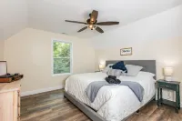 Cozy Cottage- Hot Tub/16 mi from Asheville/ Fire Pit/Arcade/Foosball