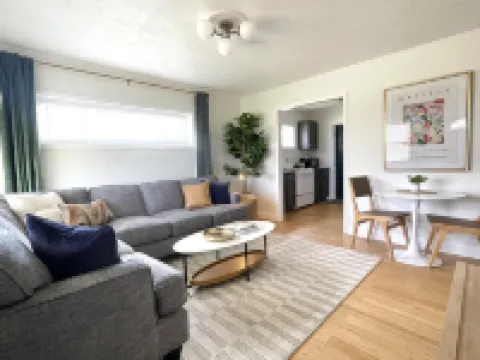 Downtown Carbondale. Cozy and Cheery Abode -- NEW-- Hotels in Carbondale