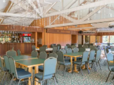 Resort home with Private hot tub , fireplace, pools, pond, WIFI Hotels in Campton