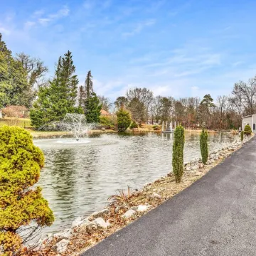 Beautiful Renovated Lake Cottage in SW County and only minutes from Downtown! Отели в г. Сейлем