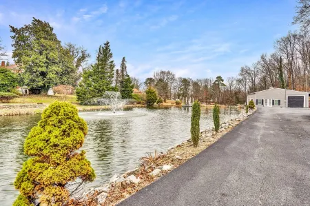 Beautiful Renovated Lake Cottage in SW County and only minutes from Downtown! Отели рядом с достопримечательностью «Парк Риверсайд»