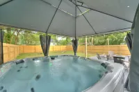 Boho West Villa • New 3Br • Hot Tub • Fire Pit • Games • 10 Min to Downtown