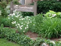 The Guesthouse West Side - Walking distance to the best Perrysburg has to offer!