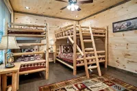 Huge Pool Cabin with Spectacular Views - Last Minute Discounts!