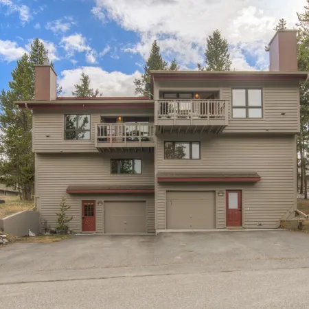 10-Minutes to Ski Resort, 2.5-Bedroom, Mountain Views, Hot Tub/Sauna