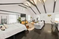 Private hot tub + Modern Cottage