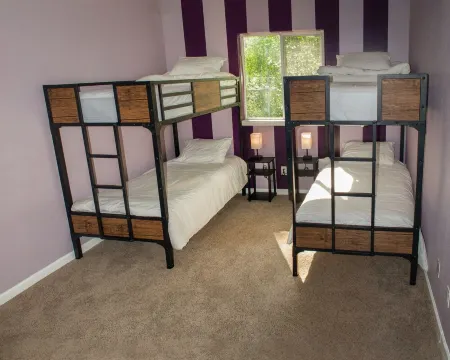 The Wise Raven Retreat, Peaceful and Spacious Home in Big Lake on a forested lot Отели в г. Биг Лейк