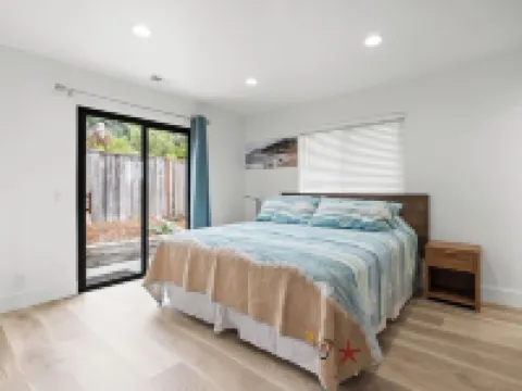 Gorgeous hillside home with ocean views! Hotels in Moss Beach