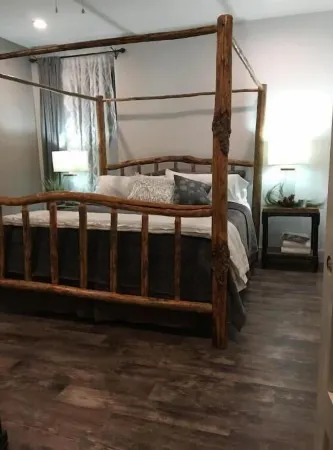 Best downtown location! Stablemaster’s Quarters. Awarded winning!  Come see why… Отели в г. Мэдисон