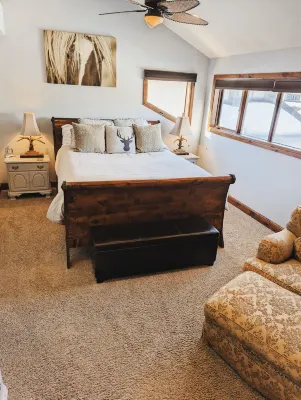 Huge 4Br, Upstairs Den, Hot Tub & Free Shuttle Minutes to Deer Valley Ski Resort