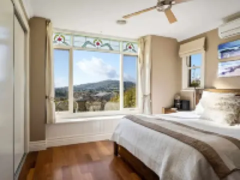 "Huonview" House on the Hill. Views for miles. 5 mins from CBD Hotels in Wodonga