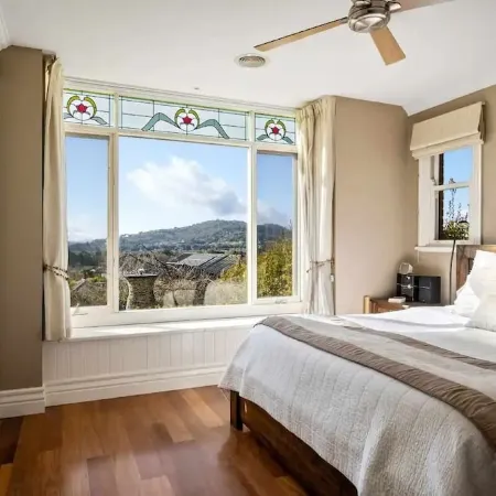 "Huonview" House on the Hill. Views for miles. 5 mins from CBD