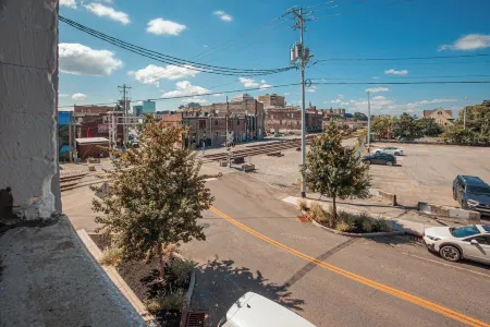 Historic Luxury Condo in downtown Knoxville  -FREE PARKING- Отели рядом с достопримечательностью «Regal Riviera»