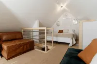 Cozy Lakeside Cabin with Hot Tub Hotels near Baldwin Lake Ecological Reserve