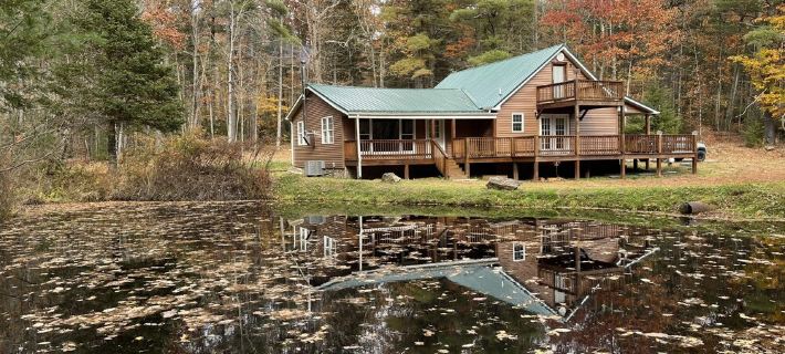 Roudy’s Retreat: Secluded Mountain Cabin with Hot Tub and Private Pond Hoteles en Condado de Nelson