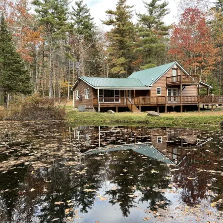 Roudy’s Retreat: Secluded Mountain Cabin with Hot Tub and Private Pond