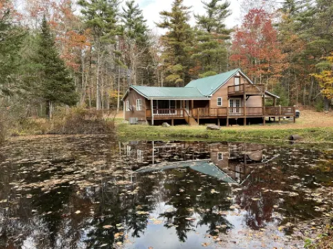 Roudy’s Retreat: Secluded Mountain Cabin with Hot Tub and Private Pond