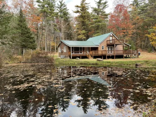 Roudy’s Retreat: Secluded Mountain Cabin with Hot Tub and Private Pond