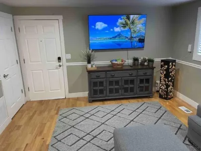 Lovely quiet 2 bedroom rental with free parking โรงแรมใน