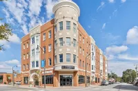 Modern condo - DT Fuquay - Free Parking - walk to restaurants, coffee, breweries