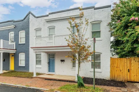 Modern 3-bedroom 3 bathroom Retreat Отели рядом с достопримечательностью «Университет Вирджиния Коммонуэлт»