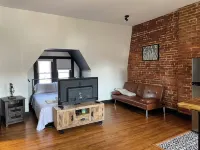 Cozy 1-studio apartment, industrial modern in charming Reading with WiFi, AC Hotel di Reading