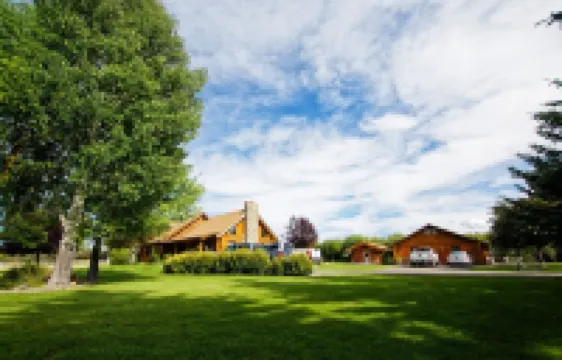 Yellowstone Inspired Lodge - Two Fireplaces