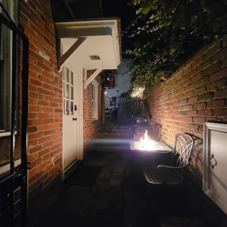 Washington Family Property, Lower Carriage House in Old Town on 107 S Lee Street Отели в г. Александрия