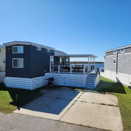 The Seashell Shack - Waterfront Tiny House on Back Bay Отели рядом с достопримечательностью «Пляж Сандбридж»
