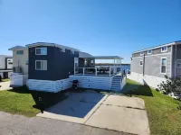 The Seashell Shack - Waterfront Tiny House on Back Bay โรงแรมใกล้หาดแซนด์บริดจ์