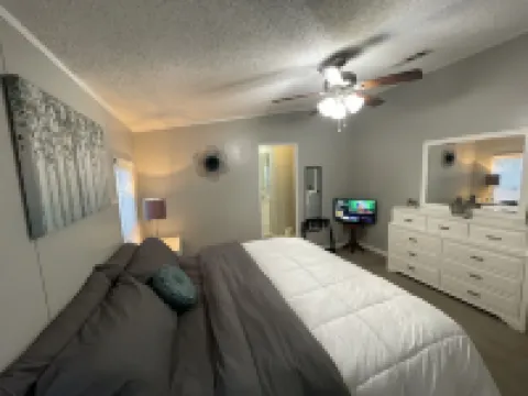 Cave Divers Spring Escape, Sleeps 8+, Private Patio, Fire Pit, Spacious Kitchen
