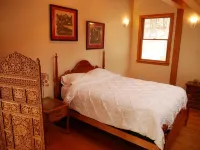 Cozy Valley View Post & Beam Villa!  호텔