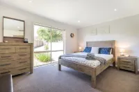 Mt Martha Delight: 6 bedroom, putting green, pool & spa, pool table