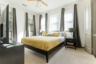 3 Story Townhouse in walking distance to Arlington's Entertainment District Hotels near Six Flags Over Texas