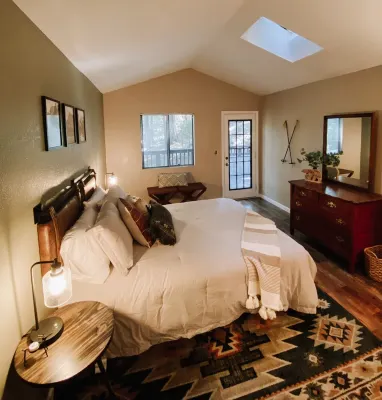 New! Terrys Treehouse | Dog Friendly | Cozy Cabin Hotels in Twain Harte